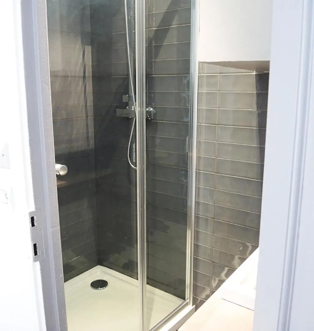 Private With Bathroom In Sunny Flat Homestay