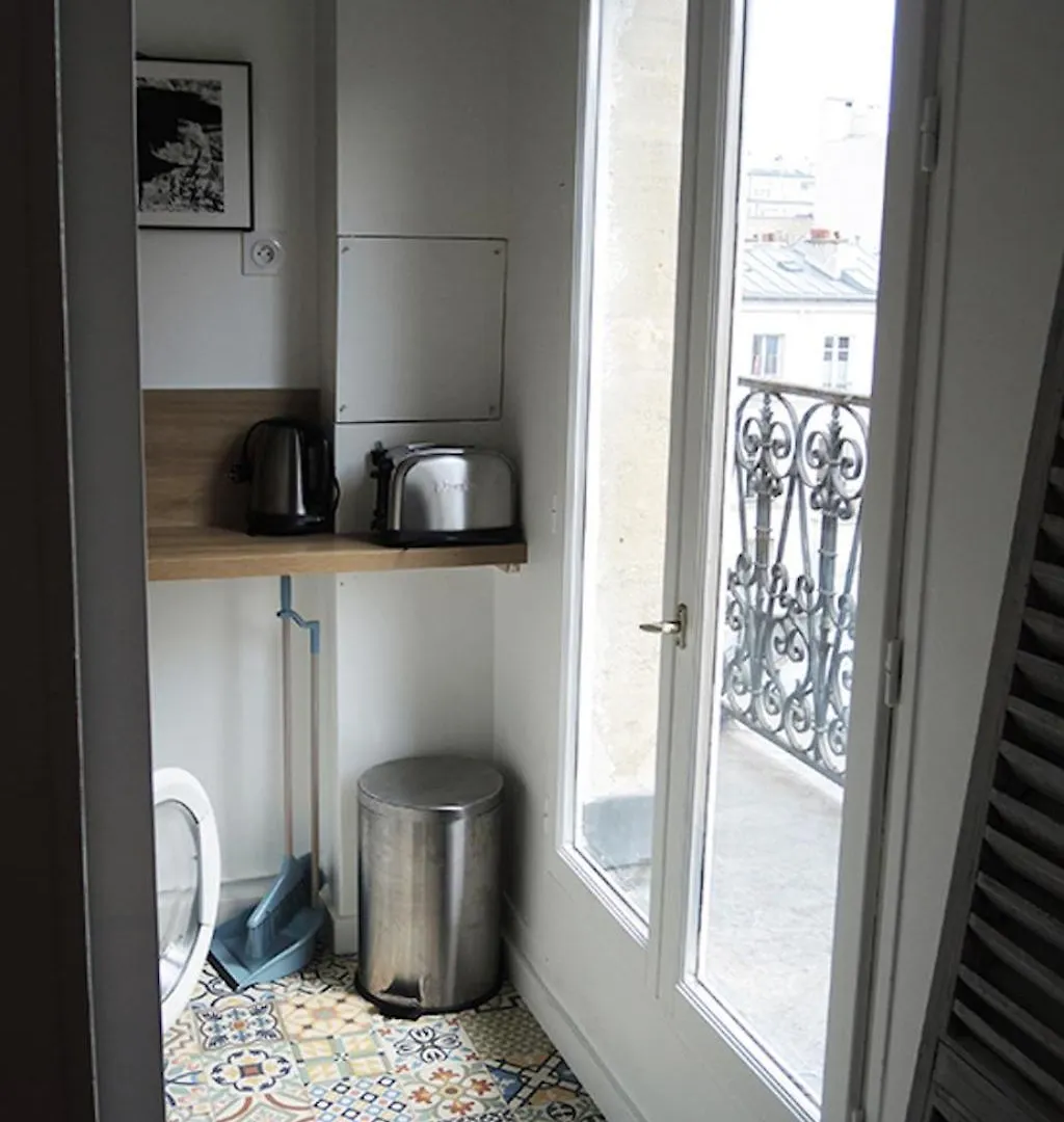 Homestay Private With Bathroom In Sunny Flat *